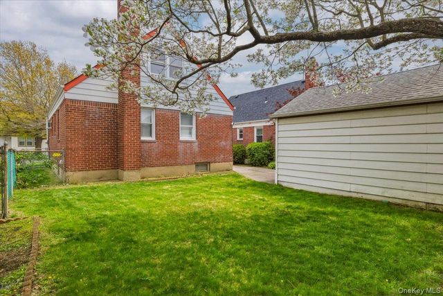 95-18 238th Street, Floral Park, NY 11001