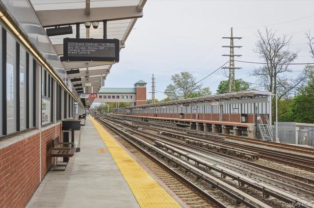 95-18 238th Street, Floral Park, NY 11001