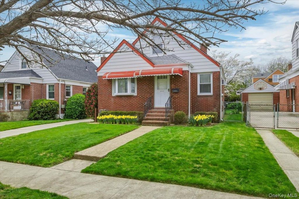 95-18 238th Street, Floral Park, NY 11001