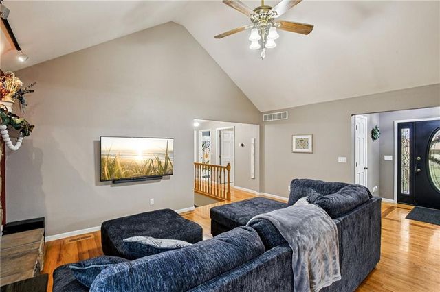 4547 Wallace Road, Mclouth, KS 66054