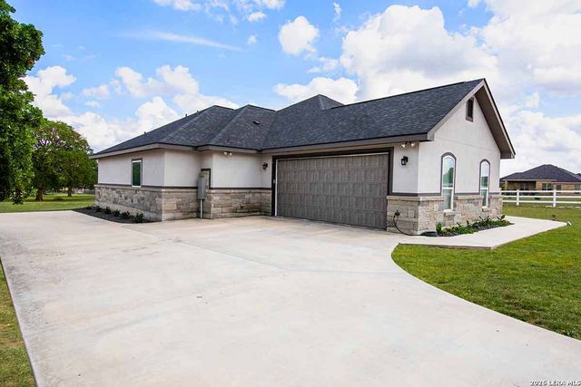 104 N Tranquility, La Vernia, TX 78121