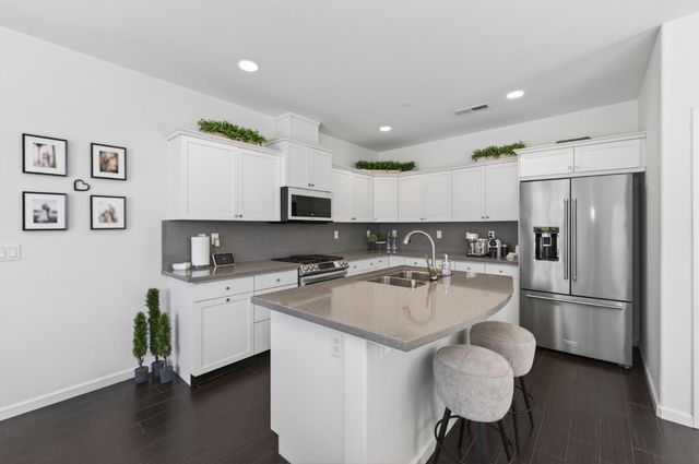 2102 E Makenna Drive, Fresno, CA 93730