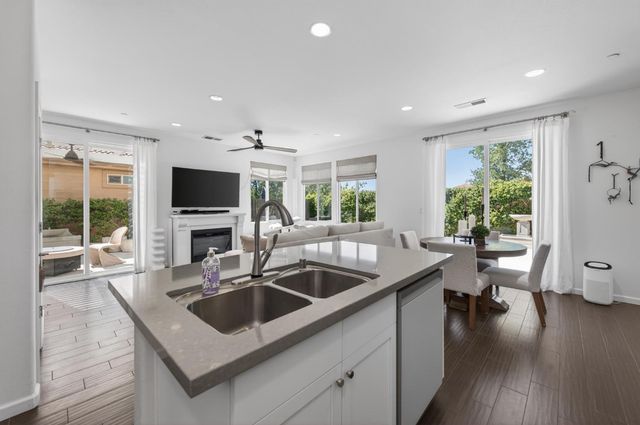 2102 E Makenna Drive, Fresno, CA 93730