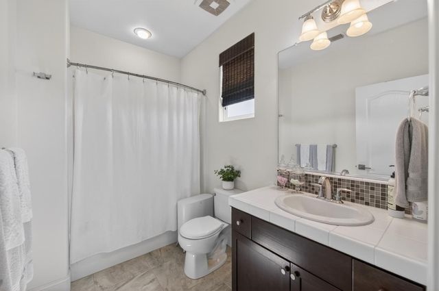 2102 E Makenna Drive, Fresno, CA 93730