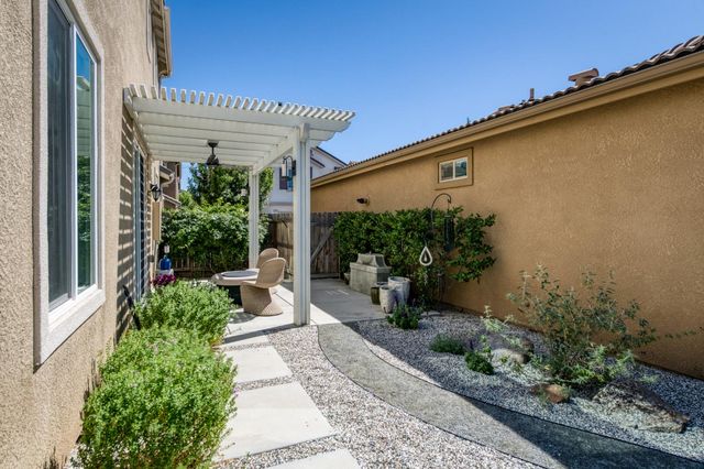 2102 E Makenna Drive, Fresno, CA 93730