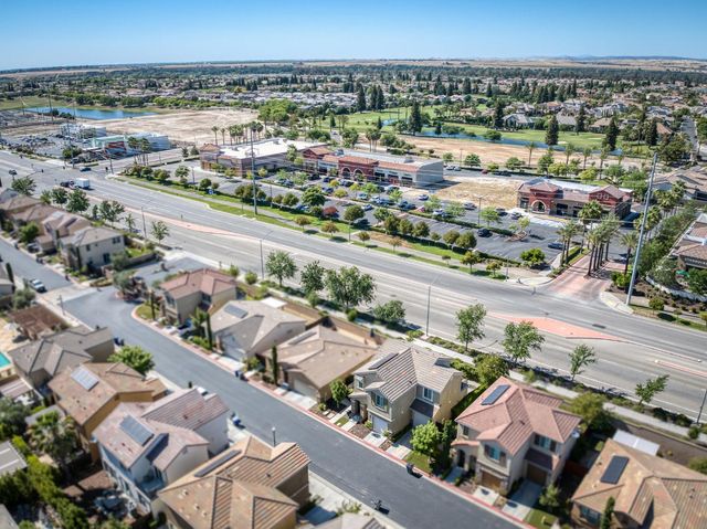 2102 E Makenna Drive, Fresno, CA 93730