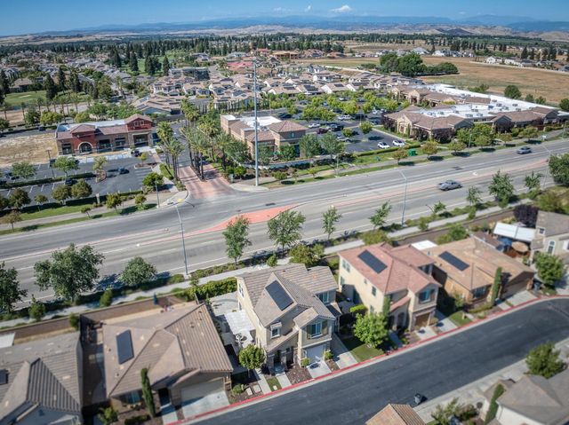 2102 E Makenna Drive, Fresno, CA 93730