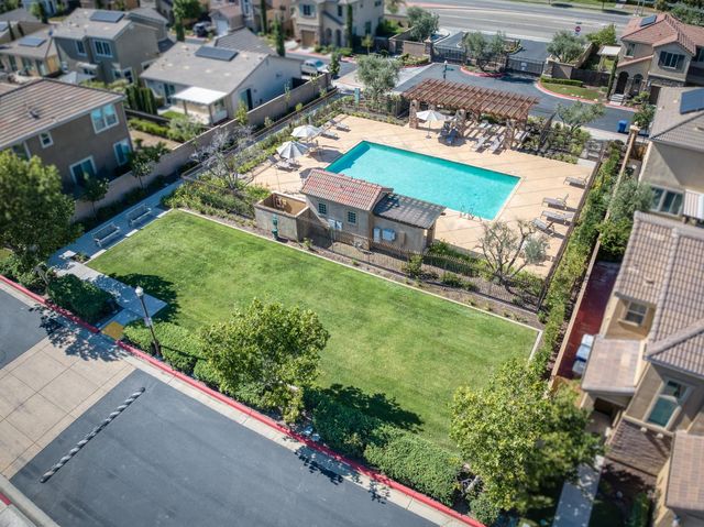 2102 E Makenna Drive, Fresno, CA 93730