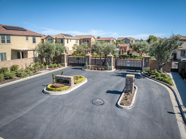 2102 E Makenna Drive, Fresno, CA 93730
