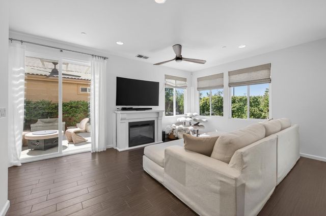 2102 E Makenna Drive, Fresno, CA 93730