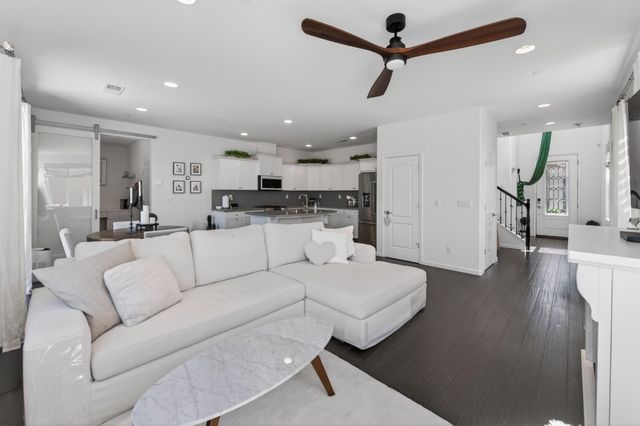 2102 E Makenna Drive, Fresno, CA 93730