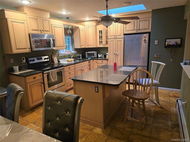 8 Kayleigh Drive, New Paltz, NY 12561