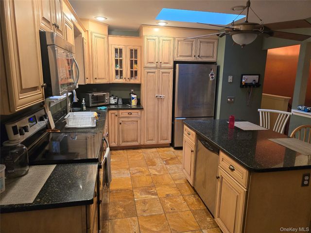 8 Kayleigh Drive, New Paltz, NY 12561