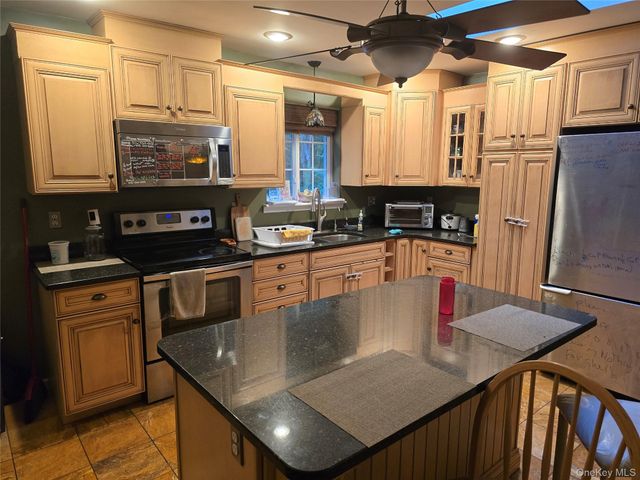 8 Kayleigh Drive, New Paltz, NY 12561