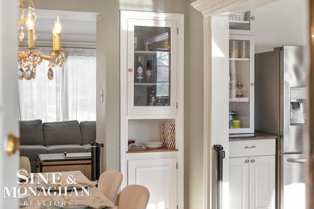 1971 Littlestone Road, Grosse Pointe Woods, MI 48236