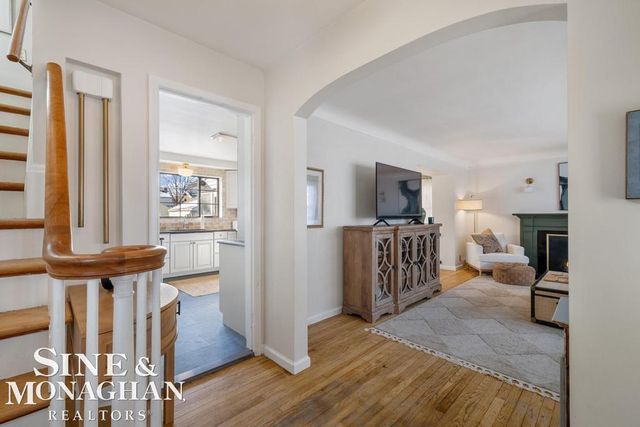 1971 Littlestone Road, Grosse Pointe Woods, MI 48236