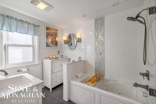 1971 Littlestone Road, Grosse Pointe Woods, MI 48236