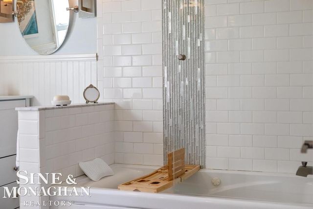 1971 Littlestone Road, Grosse Pointe Woods, MI 48236