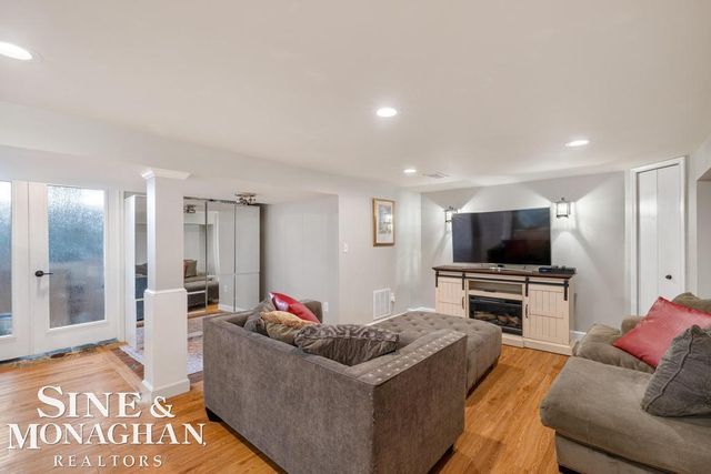 1971 Littlestone Road, Grosse Pointe Woods, MI 48236