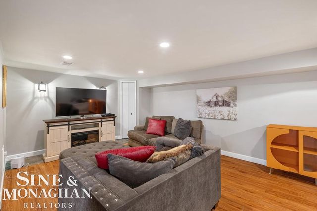 1971 Littlestone Road, Grosse Pointe Woods, MI 48236