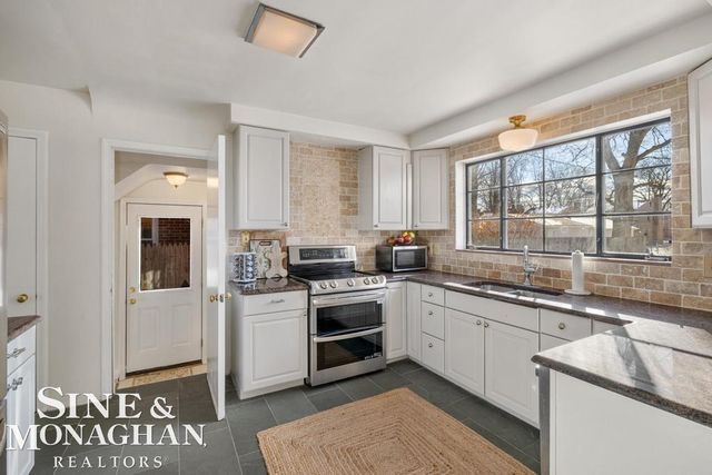 1971 Littlestone Road, Grosse Pointe Woods, MI 48236