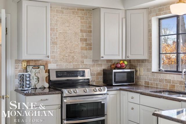 1971 Littlestone Road, Grosse Pointe Woods, MI 48236