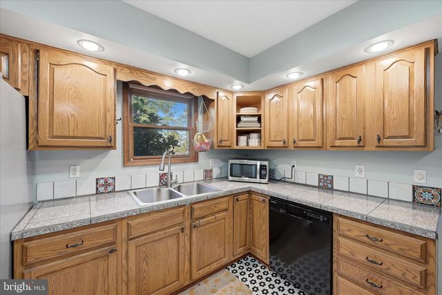 330 SIDELING MOUNTAIN DR, Slanesville, WV 25444