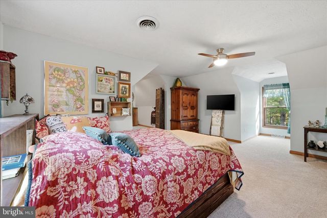 330 SIDELING MOUNTAIN DR, Slanesville, WV 25444