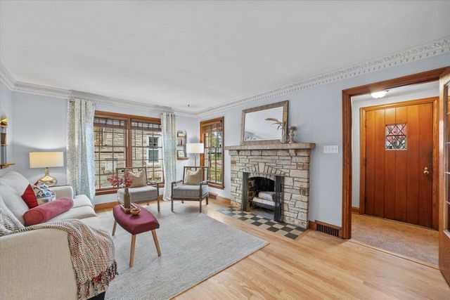 4925 N Elkhart AVENUE, Whitefish Bay, WI 53217