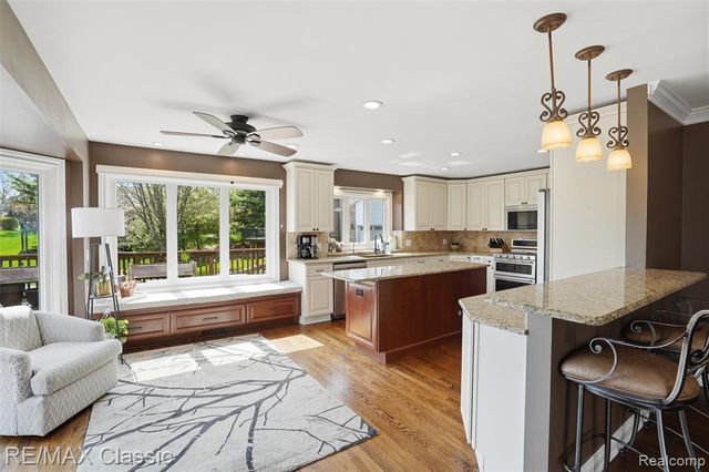 1726 Pondview Lane, Commerce Twp, MI 48382