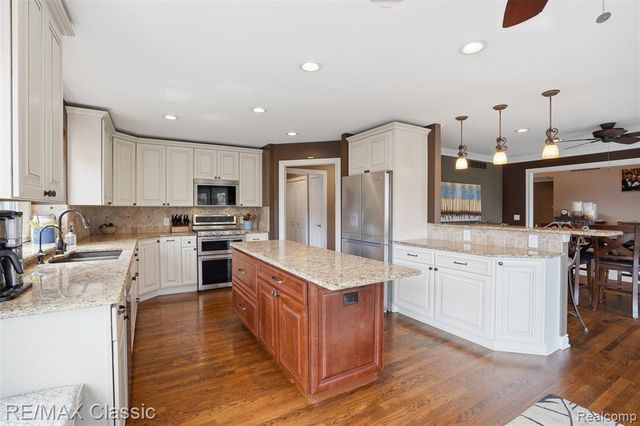 1726 Pondview Lane, Commerce Twp, MI 48382