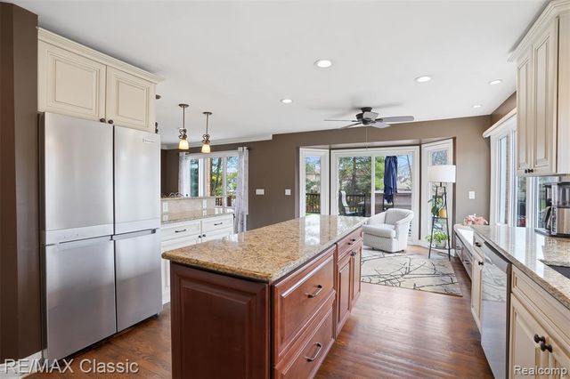 1726 Pondview Lane, Commerce Twp, MI 48382