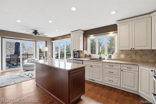 1726 Pondview Lane, Commerce Twp, MI 48382
