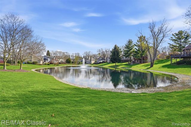 1726 Pondview Lane, Commerce Twp, MI 48382