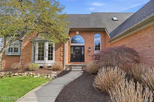1726 Pondview Lane, Commerce Twp, MI 48382