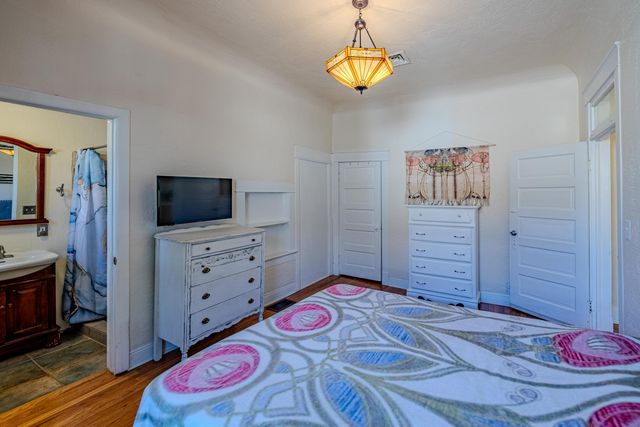 920 Forrester Street NW, Albuquerque, NM 87102
