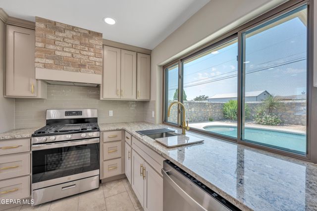 420 De Leon Drive, El Paso, TX 79912
