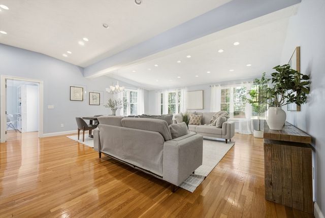 31 Harrow Rd, Norwood, MA 02062