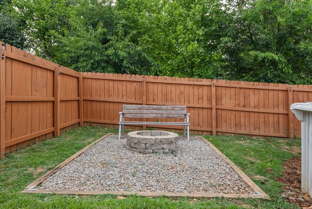 981 Harding Dr, Clarksville, TN 37042