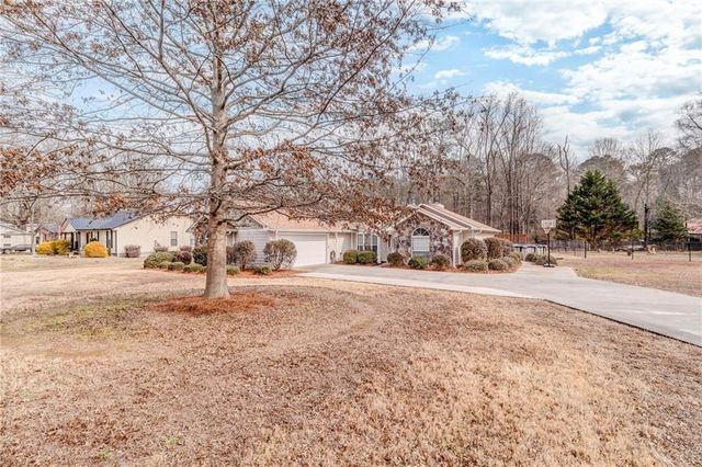 204 Blue Holly NE Drive, Calhoun, GA 30701