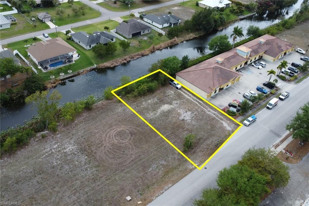 Image 2 of property listing at 1208 SW 4th ST, Cape Coral, FL 33991