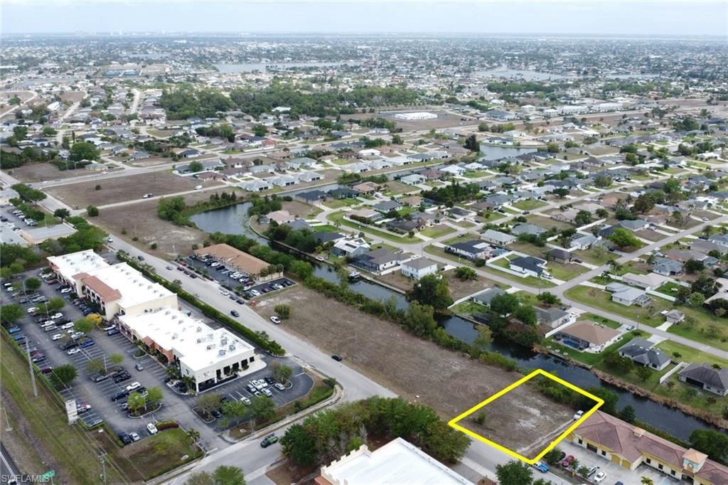 Image 4 of property listing at 1208 SW 4th ST, Cape Coral, FL 33991