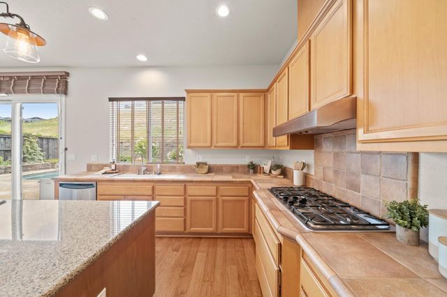 714 Chesterfield Way, Rocklin, CA 95765