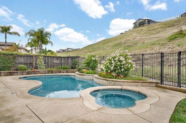 714 Chesterfield Way, Rocklin, CA 95765