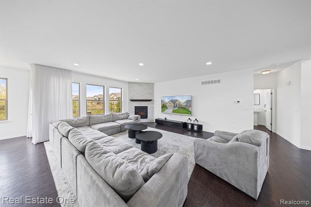 41829 Steinbeck, Novi, MI 48377