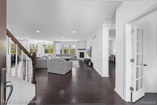 41829 Steinbeck, Novi, MI 48377