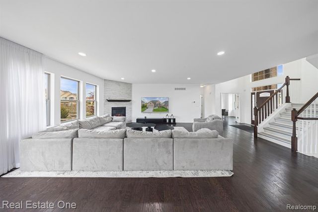 41829 Steinbeck, Novi, MI 48377