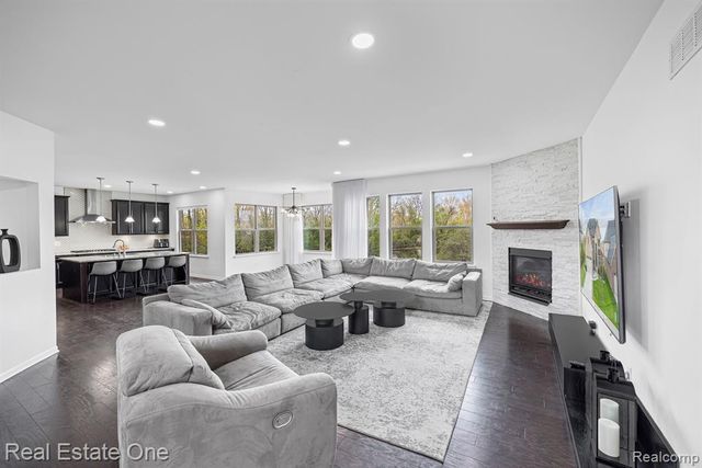 41829 Steinbeck, Novi, MI 48377