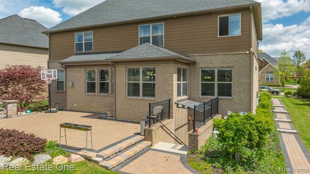 41829 Steinbeck, Novi, MI 48377