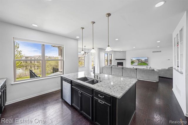 41829 Steinbeck, Novi, MI 48377